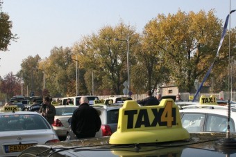 Videó: 2,5 kilométeres sorban vonultak a taxisok