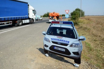 Rendőrautót loptak a 4-es út mellől