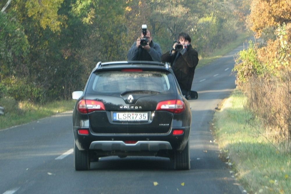 Bumfordi formája dacára meglepően praktikus autó, stábkocsinak is ideális