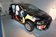 Mindhárom ötcsillagos, de a Grand C-Max 3,7 pontot kapott ráfutásos ütközés értékelésében, az 5-ös BMW 3,3-at, a Toyota Verso pedig 2,2-t