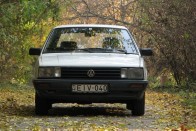 Új igáslovam. VW Passat, II. széria (szakértőül B2), legutolsó évjárat, vagyis 1988-as, 1,8 literes, karburátoros, automata szívatós benzinmotorral