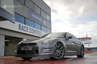 Takarékosan erősít a Nissan GT-R