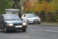 Ezen a képen egy civil autóból mérnek a rendőrök