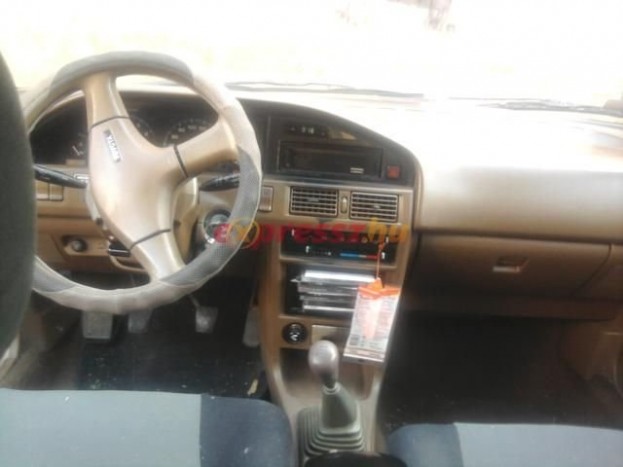 Émelyítő élénkbarna belsővel kényeztet a hatodik generációs Corolla, másba nem is tudunk belekötni, még 300.000 kilométer után sem