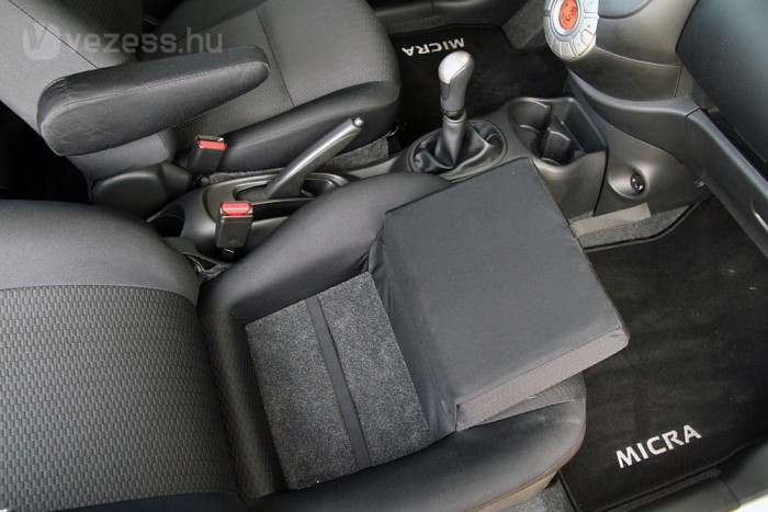 Az üléspárna alatti mélyedésben jól elvan egy retikül