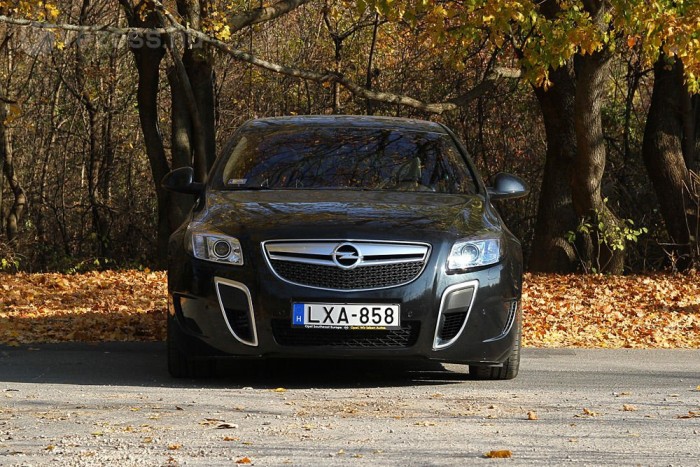 V6-os, 325 lóerős blokk hörög a motorháztető alatt