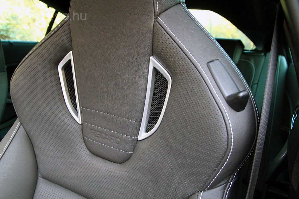 Inkább kényelmesek a Recaro ülések, mint kegyetlenül sportosak