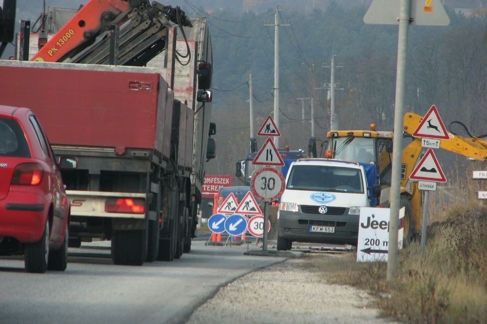 A lezárt sáv mehet gyorsabban az útszűkületben. Ugye, milyen találó szinoníma hazánkra az Abszurdisztán?