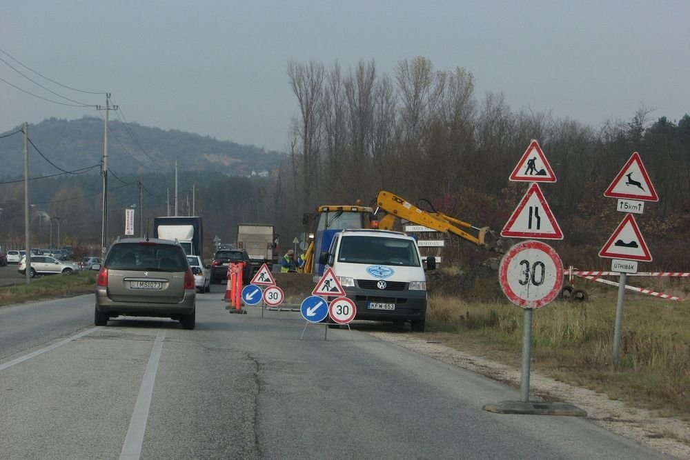 Aki nem tudja egy pillantással feldolgozni a táblákat, adja vissza a jogsiját!