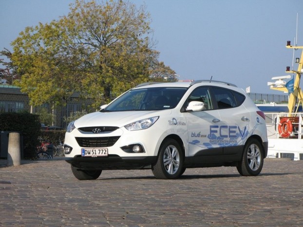 Hidrogénautó a Hyundaitól 2 Ha nem lenne rajta az ajtókat teljesen beborító FCEV felirat, senki rá nem jönne, hogy ez nem egy átlagos Hyundai ix35