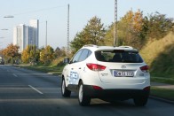 Lehet, hogy nem egy rakéta a z üzemanyagcellás Hyundai, de kipufogócsöve sincs, vagyis nem szennyezi a környezetet. Csak vízpárát ereget magából