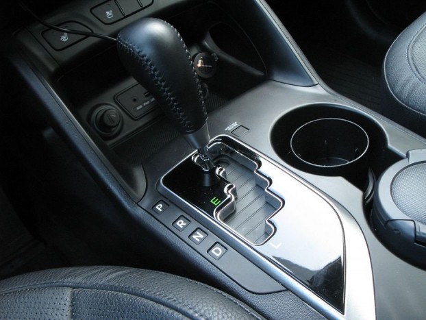 Hidrogénautó a Hyundaitól 11 | Vezess Természetes, hogy automata, hiszen sebességváltó nincs, csupán egy áttétel. Aki automatához szokott, annak vezetés közben csak az tűnhet fel, hogy csendesebb az utastér, és még a fordulatszámmérő mutatóján sem követhetők a váltások (már csak azért sem persze, mert nincs is fordulatszámmérő)