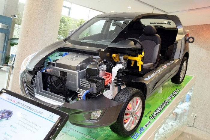 Hidrogénautó a Hyundaitól 4 Metszetben. Az üzemanyagcella, a teljes elektronika, a háromfázisú váltakozóáramú elektromotor és az áttétel is egy helyen, a motortérben kapott helyet