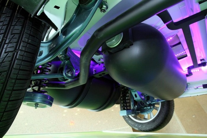 Hidrogénautó a Hyundaitól 9 | Vezess A két, együtt 144 literes tartályba 700 bar nyomáson 5,64 kg hidrogén fér, ennyivel fut 560 kilométert az üzemanyagcellás ix35. Hogy az utastér méretét ne csökkentsék, a tartályokat a csomagtér padlója alá építették