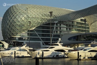 F1: Buttoné az első edzés