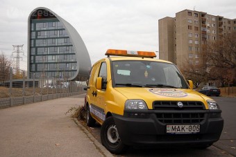 Új Autóklub-székházat avattak Újpesten, kis botránnyal