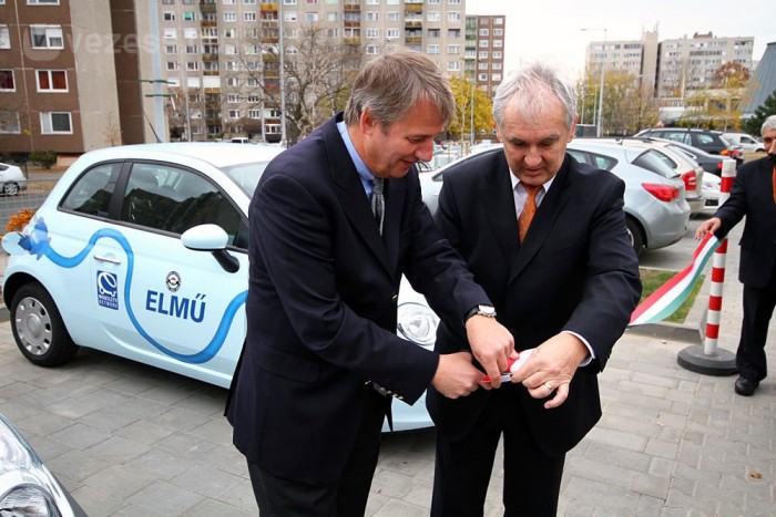 Szalagvágás numero uno. 