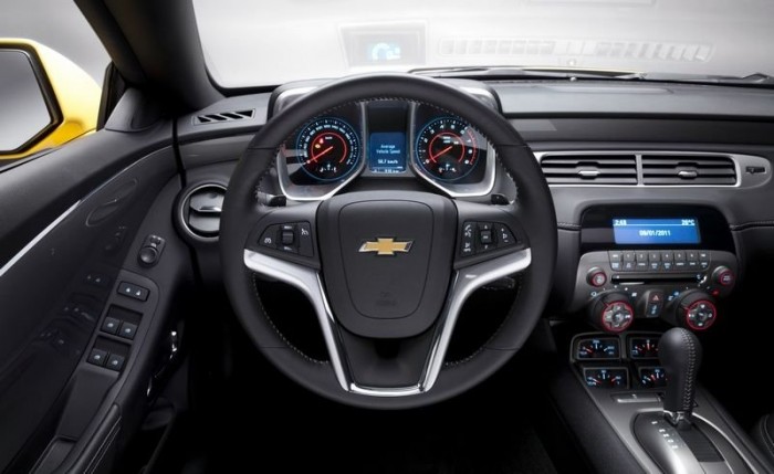 Látványra nagyon ott van a Camaro belseje is, de az anyagok és az összeszerelés sem az igazi, persze