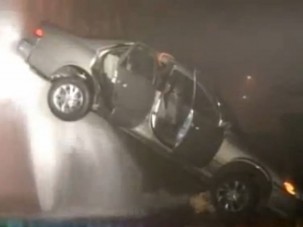 Feltörő vízsugáron lebegett a lopott autó