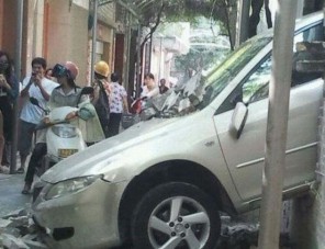 Téglafalon tört át a Mazda