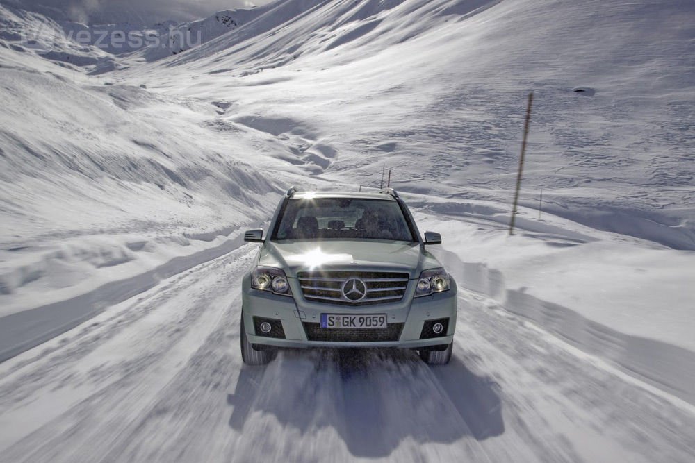 Drága olvasók! A hosszúra nyúlt, kellemes langymeleg ősz ne tévesszen meg senkit, a tél idén sem marad el. És ha jön a hó, akkor kell majd téli gumi is. Mi pedig ebben is segítünk.