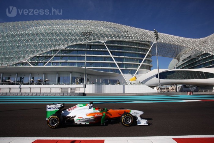 F1: A Red Bull-os ifjonc zárt az élen 6