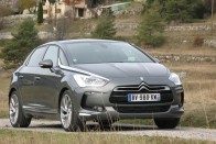 Kipróbáltuk a Citroën DS sorozatának legújabb és legnagyobb tagját, az 5-öst. Mást nyújt, mint amit vártunk tőle, de a dízel-elektromos hibrid változat előtt így is le a kalappal!