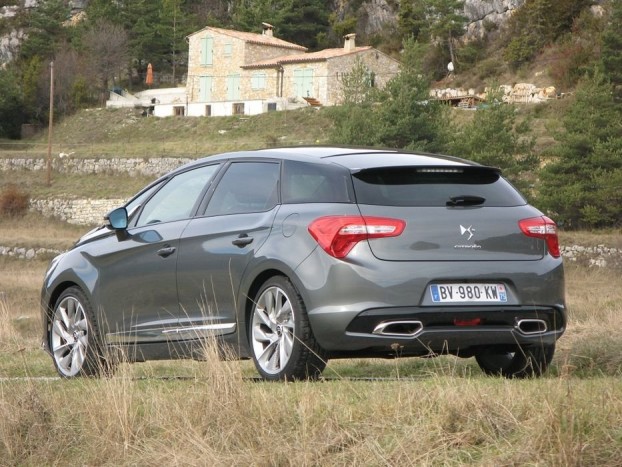 Dupla krómozott kipufogó a sportos megjelenésért. A nagy gázadásra jelentkező mélyebb motorhang azonban nem hátul, hanem elöl keletkezik a szívócsőben, egy speciális membrán közreműködésével