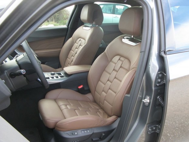 Felettébb kényelmesek az ülések, és még tartanak is. A kivitelük pedig pazar. Felárért elektromos ülésállítás, ülésfűtés, hátmasszírozás is rendelhető