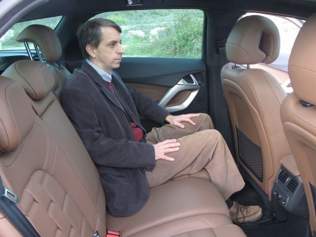 Nem vagyok nagy darab (166 cm), el is veszek a hátsó ülésen. A 2,7 métert meghaladó tengelytáv széles teret ad a helykialakításnak