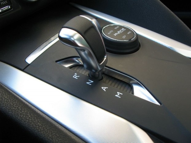 Nincs P állása a fokozatválasztó karnak, mert nem hagyományos (bolygóműves), hanem egytárcsás száraz kuplungos automatizált váltóval áll kapcsolatban. A más típusoknál ismert rángatást az elektromotor lökései simítják észrevehetetlenné. A kar mögött a négyállású üzemmódválasztó kar 