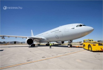 Összedobták az utasok a benzinpénzt. Egy repülőn