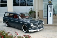 Ugyan ki számítana rá, hogy Ferrarit aláz egy 1967-es Volvo Amazon kombi? A gazdáján kívül nyilván senki, ezért lúdbőröztetően durva a 600 lóerős svéd acéllövedék.