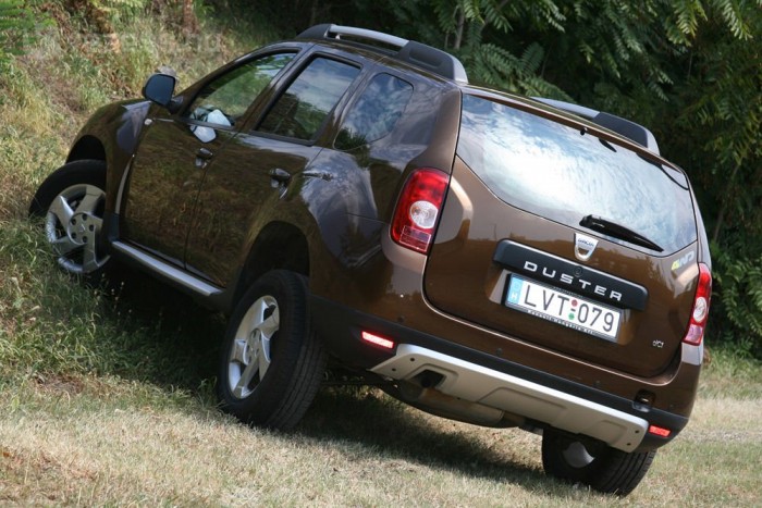 Mitől olcsó egy ötmilliós Dacia? 6 Független felfüggesztése miatt a kerekek hamarabb elemelkednek a talajról, mint egy merev tengelyes dzsipben. Az eredendően aszfaltra kitalált SUV-k között a Duster átlagon felülit mutat terepen rövid túlnyúlásaival jó hasmagasságával és azzal a lendülettel, amit csak egy olcsó autó nyújthat