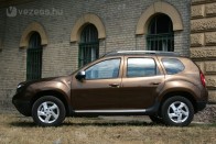 Egyszerű és őszinte autó a Dacia Duster. Nemrég a legdrágább modell járt nálunk, amelytől 4,8 millió forintért már nem elég, ha csupán tágas és strapabíró. Megéri a puccos SUV?