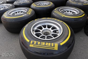 F1: Tíz tonna gumit hagytak el a pályán