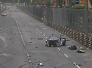 Tömegkarambol egzotikus versenyautókkal