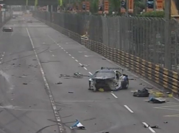 Tömegkarambol egzotikus versenyautókkal