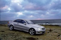 Elcsépelt, de a Mercedes CLK 200 hozza a sportosan elegáns megjelenést, amire egy középvezetőnek szüksége lehet