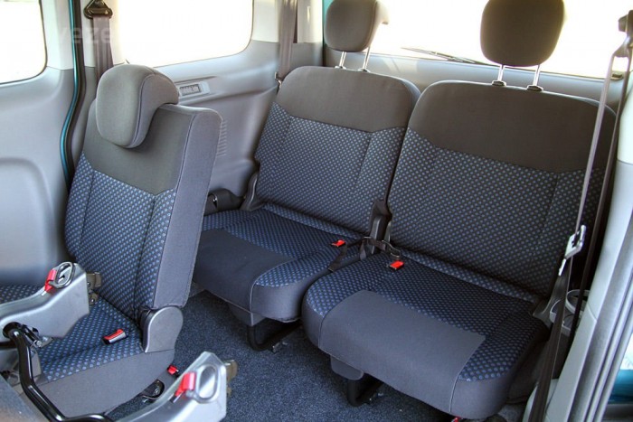 Ez a harmadik sor, tisztességes méretű ülésekkel