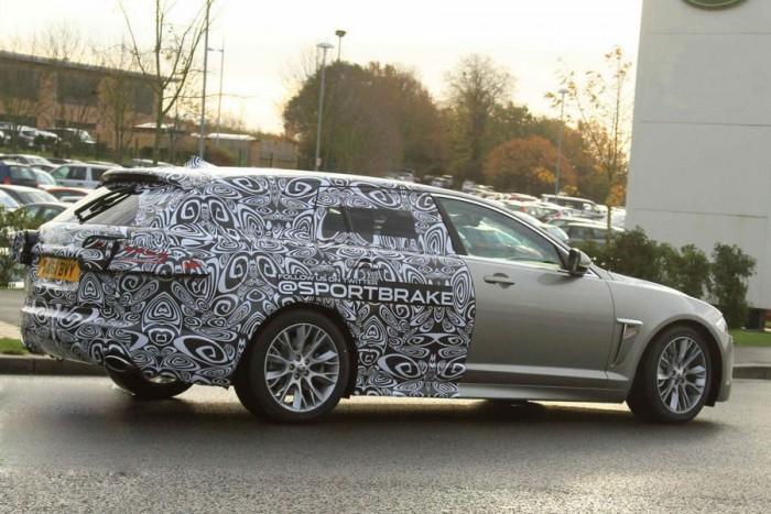 Kombival támad a Jaguar 6