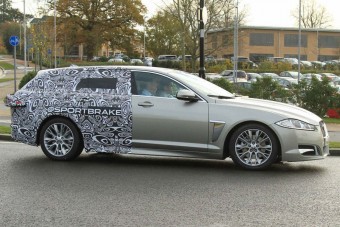 Kombival támad a Jaguar