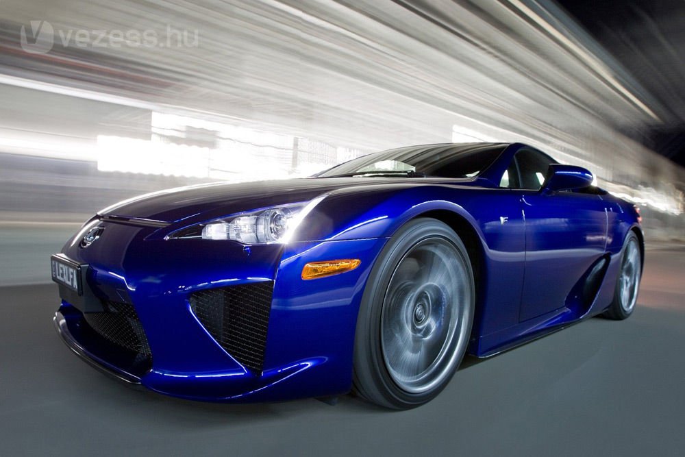 A Lexus LFA ára elbírja a szénszálas műanyagot. Alumíniumvázzal 100 kilóval nehezebb volna