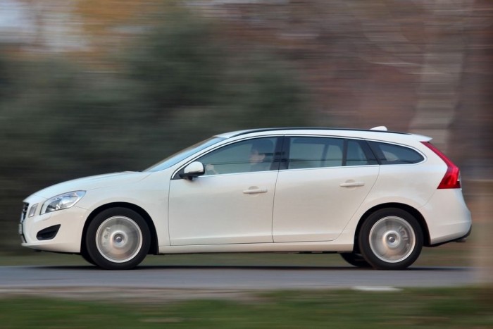 A V60 DRIVe másfél tonnás kombi, picurka 1,6 literes dízelmotorral, 4,5 literesnek ígért, általunk 6,9 literesnek mért átlagfogyasztással