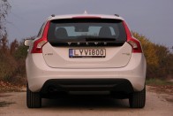 A széles vállú Volvo-dizájn a V60-at is azonnal felismerhetővé teszi akár metszeti kép alapján is