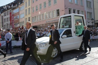 Feljelentették a pápát: nem csatolta be biztonsági övét