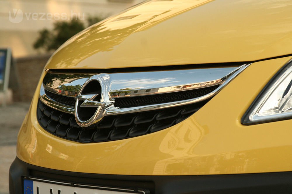 Az emblémába költözött az Opel felirat, talán az Insigniával