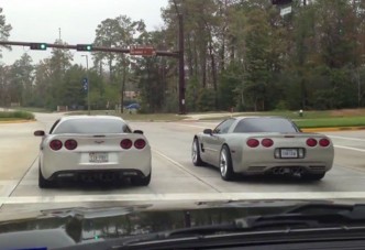 Két Corvette nevetséges ütközése 