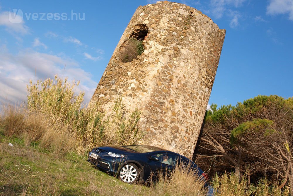 Az előző Civic Type R-énél merevebb a hátsó futómű