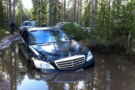 Egy Mercedes S-osztály természetes közege az autópálya, nem pedig a mindent elnyelő orosz erdei sártenger